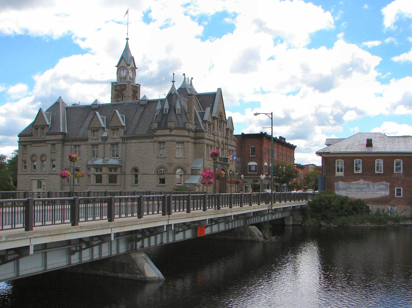Carleton Place along the Mississippi River, the waterway that drives local humidity and mold risk