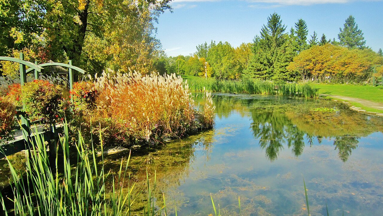 The lake and footbridge at the Centre de la nature park, a former limestone quarry in Laval, where Mold Busters offers free virtual mold inspections